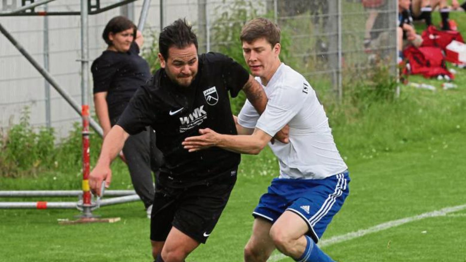 Riets Pasquale Arena (links) lässt Tobias Mäule stehen. Am Ende gewinnt der SVR beim Erdinger-Meister-Cup zwar gegen die Unterriexinger, scheidet aber in der Vorrunde aus. Foto: Nachreiner Riets Pasquale Arena (links) lässt Tobias Mäule stehen. Am Ende gewinnt der SVR beim Erdinger-Meister-Cup zwar gegen die Unterriexinger, scheidet aber in der Vorrunde aus. Foto: Nachreiner