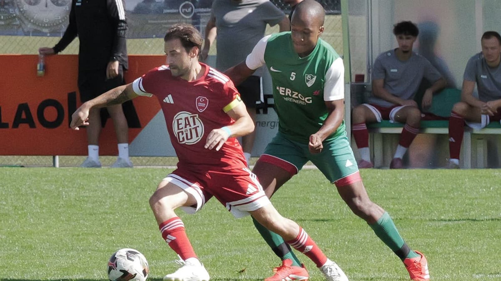 Kapitän Ugur Capar (links) und der Dominator Türkspor Stuttgart waren dem TSV Rohr II und Dorinel Eldrick Tchoukuegno mehr als einen Schritt voraus.Günter Bergmann Kapitän Ugur Capar (links) und der Dominator Türkspor Stuttgart waren dem TSV Rohr II und Dorinel Eldrick Tchoukuegno mehr als einen Schritt voraus.Günter Bergmann