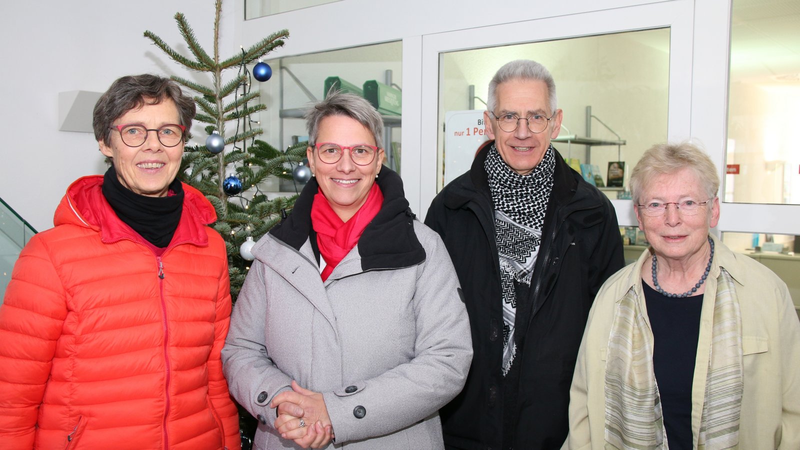 Das Leitungsteam der Vaihinger Hospizgruppe (von links) Mechthild Winkler (sie geht in den Ruhestand), Felicitas Benz, Pastoralreferent Christoph Knecht und Margarethe Wagner. Foto: Bögel