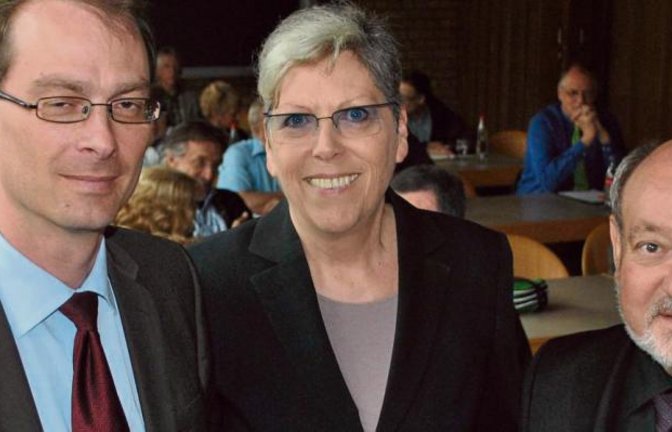 Der Einzelhandel muss vor dem Internet nicht zittern: Dr. Ernst Stahl (von links), Brigitte Grausam und Klaus Schäfer luden zum Vortrag „Stationärer Handel im Wandel“. Foto: Stahlfeld