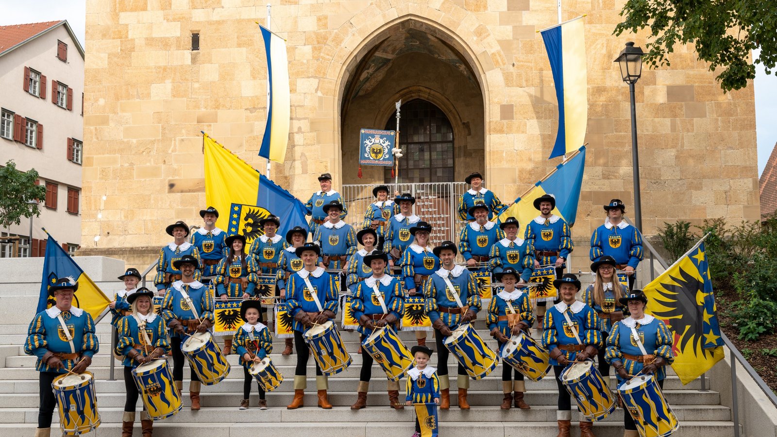 Am kommenden Wochenende (22./23. Oktober) feiert der Fanfarenzug des Musikvereins Stadtkapelle Markgröningen sein 50-jähriges Bestehen. Rund 13 Gastvereine sind der Einladung des Fanfarenzugs gefolgt und gestalten gemeinsam ein abwechslungsreiches Wochenende. Gestartet wird am Samstag um 18.30 Uhr. Das Jugendorchester des Musikvereins und der Fanfarenzug Schwarzenberger Herolde Waldkirch werden gemeinsam den „Gröninger Herbst“ eröffnen, in dessen Mittelpunkt der Fanfarenzug und seine Geschichte stehen. Ab 19.30 Uhr erwartet die Besucher ein buntes Programm, gestaltet von allen musikalischen Abteilungen des Musikvereins: Blasorchester, Spielmannszug, Fanfarenzug und dem großen Jubiläumszug bestehend aus den Ehemaligen des Fanfarenzugs, der sich bereits am Musikfest und am Schäferlauf dem Markgröninger Publikum präsentiert hat. Anschließend wird DJ Seven, der Musik-Allrounder, die Markgröninger Stadthalle ab 22 Uhr bis zum Abschluss des Abends mit seiner Energy-Party zum Kochen bringen. Das Programm am Sonntag beginnt mit einem Frühschoppen, musikalisch untermalt vom Blasorchester Markgröningen, das von 11 Uhr bis 12.45 Uhr die gemütliche Hocketse begleiten wird. Pünktlich um 13 Uhr wird auf dem Marktplatz ein farbenfroher Sternmarsch aus allen 13 Gastvereinen zu sehen sein und mit unterschiedlichstem Spiel auf das kommende Freundschaftsspiel einstimmen. Ab 13.45 Uhr marschieren die Musiker zurück zur Stadthalle. Foto: p