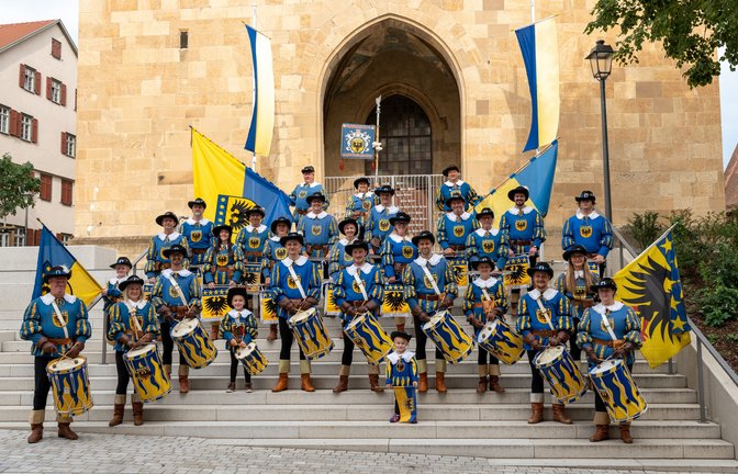 Am kommenden Wochenende (22./23. Oktober) feiert der Fanfarenzug des Musikvereins Stadtkapelle Markgröningen sein 50-jähriges Bestehen. Rund 13 Gastvereine sind der Einladung des Fanfarenzugs gefolgt und gestalten gemeinsam ein abwechslungsreiches Wochenende. Gestartet wird am Samstag um 18.30 Uhr. Das Jugendorchester des Musikvereins und der Fanfarenzug Schwarzenberger Herolde Waldkirch werden gemeinsam den „Gröninger Herbst“ eröffnen, in dessen Mittelpunkt der Fanfarenzug und seine Geschichte stehen. Ab 19.30 Uhr erwartet die Besucher ein buntes Programm, gestaltet von allen musikalischen Abteilungen des Musikvereins: Blasorchester, Spielmannszug, Fanfarenzug und dem großen Jubiläumszug bestehend aus den Ehemaligen des Fanfarenzugs, der sich bereits am Musikfest und am Schäferlauf dem Markgröninger Publikum präsentiert hat. Anschließend wird DJ Seven, der Musik-Allrounder, die Markgröninger Stadthalle ab 22 Uhr bis zum Abschluss des Abends mit seiner Energy-Party zum Kochen bringen. Das Programm am Sonntag beginnt mit einem Frühschoppen, musikalisch untermalt vom Blasorchester Markgröningen, das von 11 Uhr bis 12.45 Uhr die gemütliche Hocketse begleiten wird. Pünktlich um 13 Uhr wird auf dem Marktplatz ein farbenfroher Sternmarsch aus allen 13 Gastvereinen zu sehen sein und mit unterschiedlichstem Spiel auf das kommende Freundschaftsspiel einstimmen. Ab 13.45 Uhr marschieren die Musiker zurück zur Stadthalle. <span class='image-autor'>Foto: p</span>
