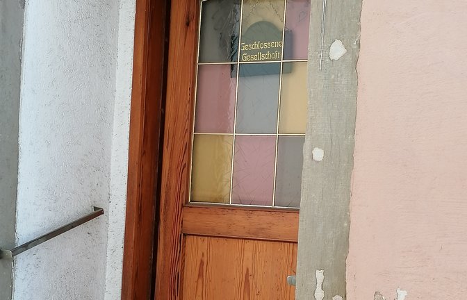„Geschlossene Gesellschaft“: Das arme Täubchen muss draußen bleiben. <span class='image-autor'>Foto: Banholzer</span>