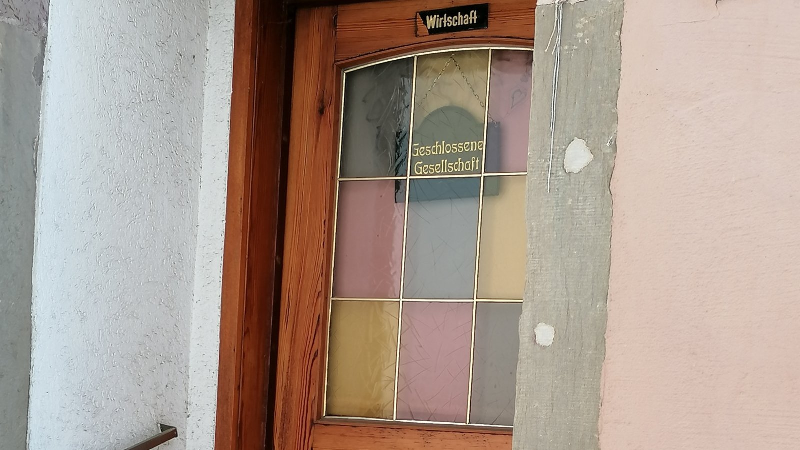 „Geschlossene Gesellschaft“: Das arme Täubchen muss draußen bleiben. Foto: Banholzer