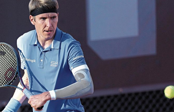 Der Linkshänder Cedrik-Marcel Stebe hat den Ball fest im Blick und das Spiel im Griff. In Parma erkämpft sich der Tennisprofi seinen achten Sieg bei einem Challenger-Turnier. Foto: Archiv/Küppers