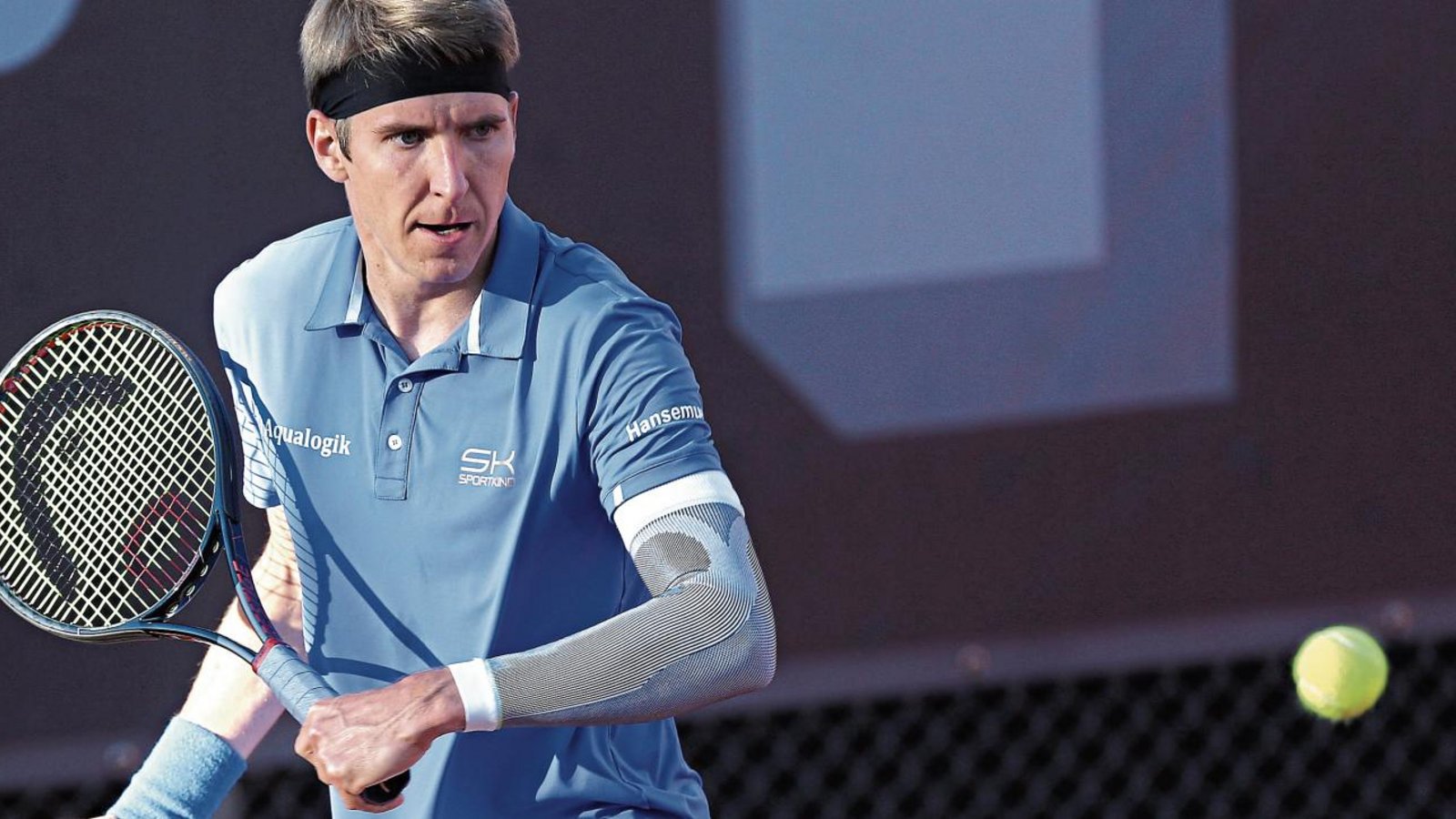 Der Linkshänder Cedrik-Marcel Stebe hat den Ball fest im Blick und das Spiel im Griff. In Parma erkämpft sich der Tennisprofi seinen achten Sieg bei einem Challenger-Turnier. Foto: Archiv/Küppers