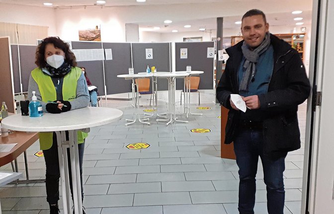 Oberriexingens Bürgermeister Frank Wittendorfer schaut nahezu täglich im kommunalen Impfzentrum vorbei, um bei Problemen und Fragen als Ansprechpartner vor Ort zu sein.  Fotos: Glemser