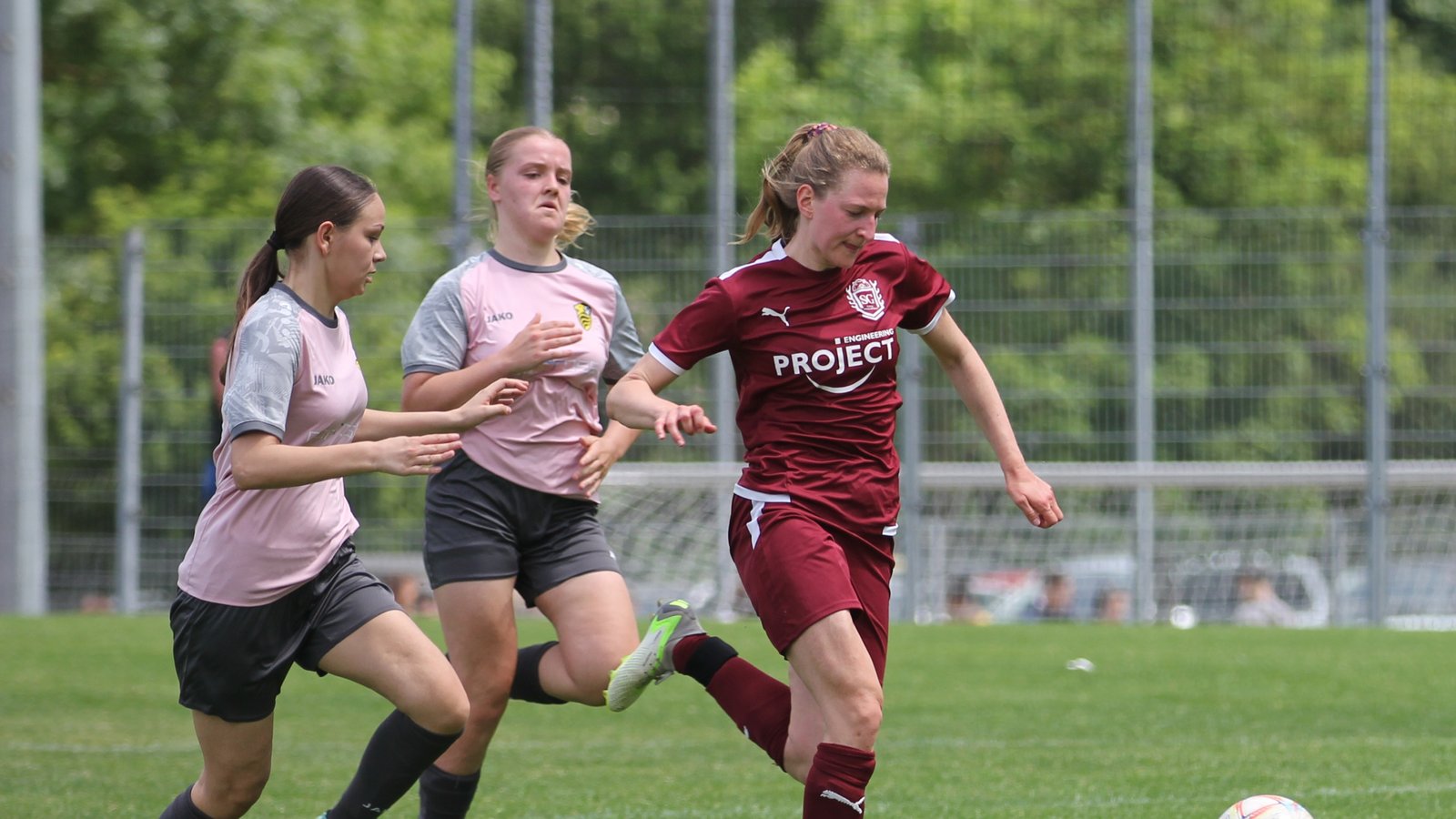 Wie so oft entwischt Christina Knapp (rechts) von der SGM Roßwag/Großglattbach auch in dieser Szene ihren Gegenspielerinnen. Foto: Dittrich Wie so oft entwischt Christina Knapp (rechts) von der SGM Roßwag/Großglattbach auch in dieser Szene ihren Gegenspielerinnen. Foto: Dittrich