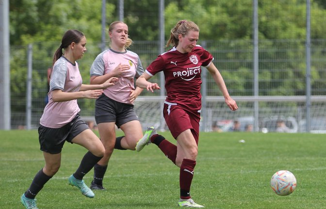 Wie so oft entwischt Christina Knapp (rechts) von der SGM Roßwag/Großglattbach auch in dieser Szene ihren Gegenspielerinnen. <span class='image-autor'>Foto: Dittrich</span>