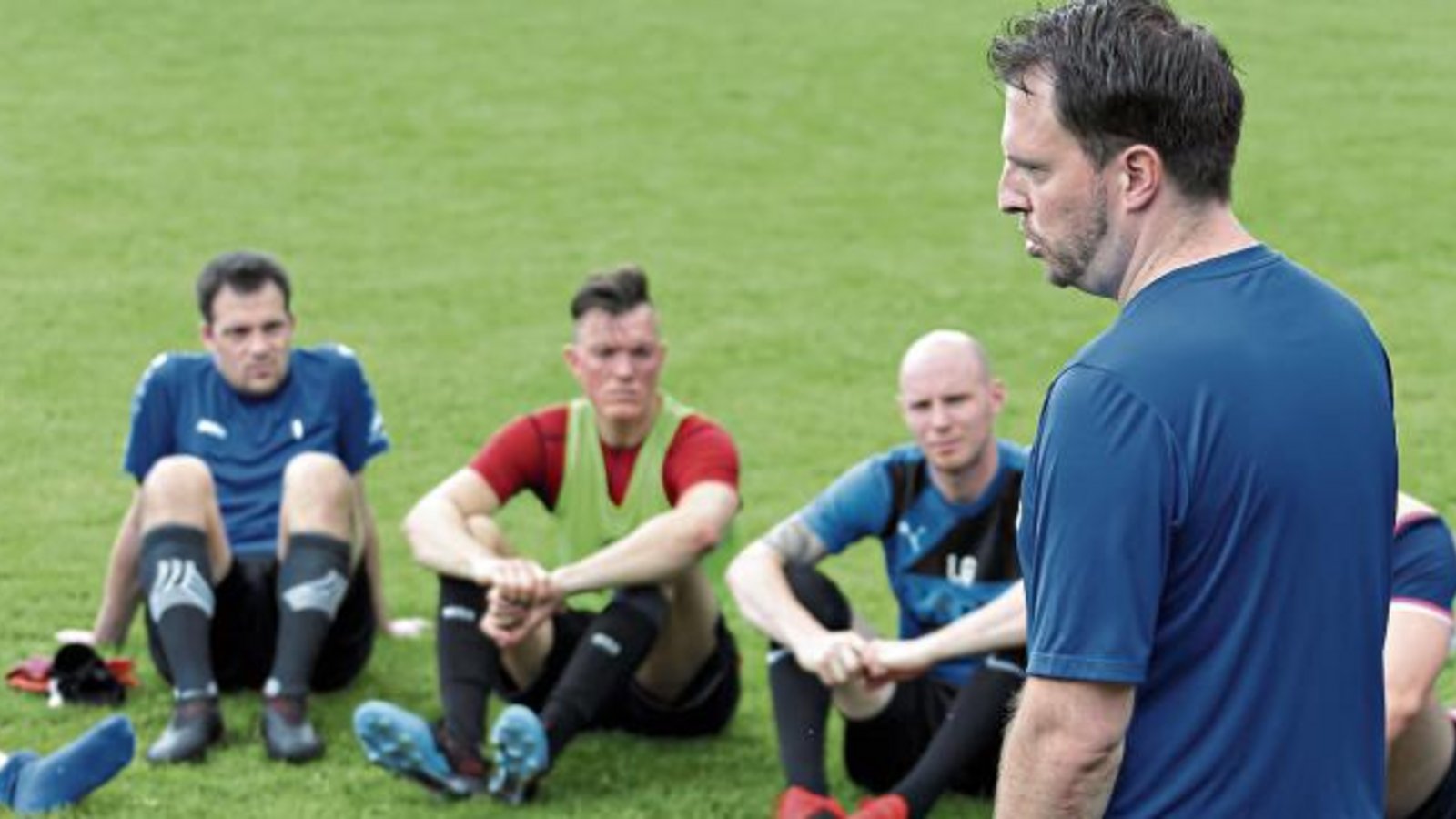 Andreas Müller spricht zu den Kickern, die das erste Training überstanden haben. Foto: Küppers