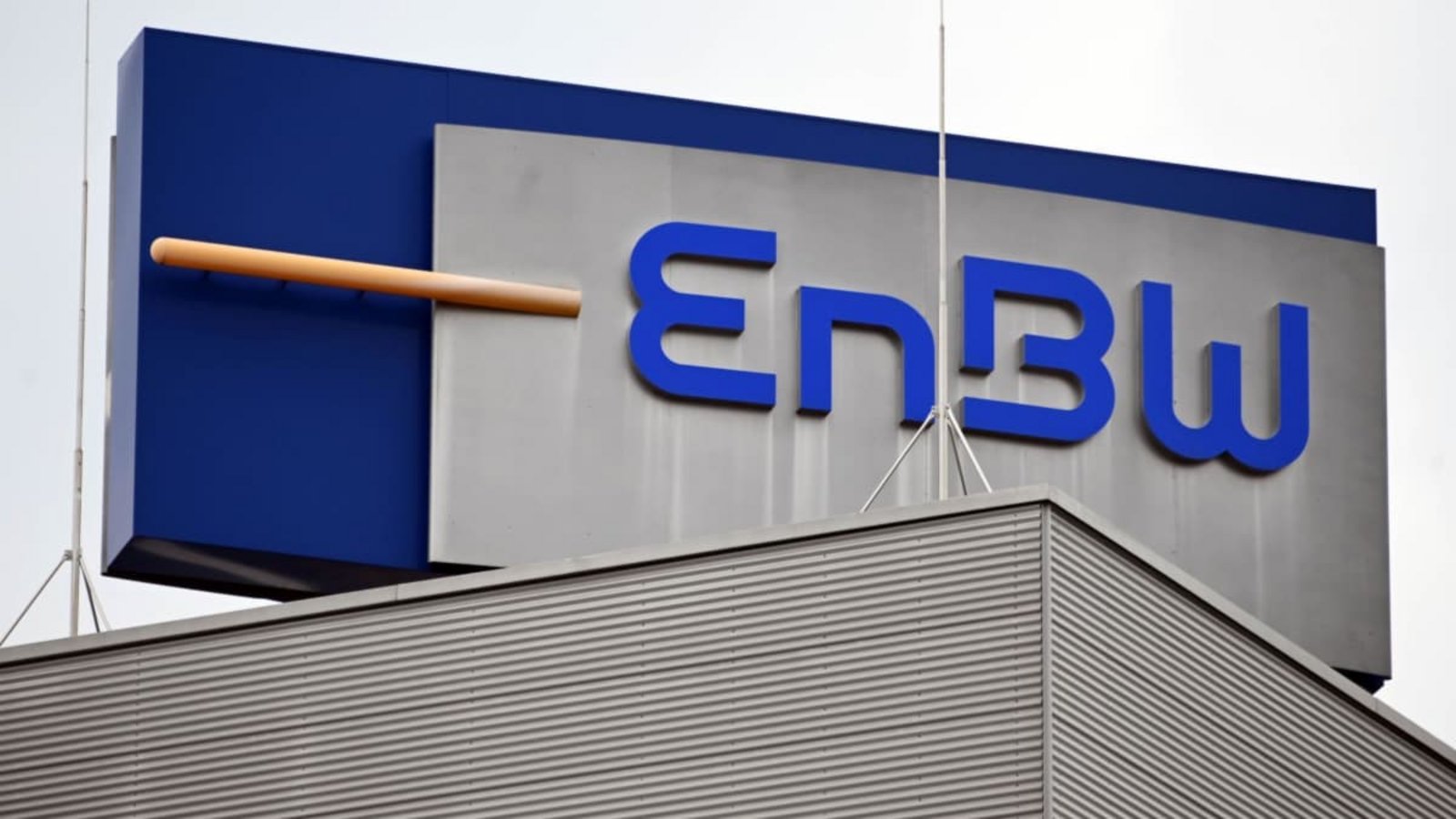 Der Karlsruher Konzern EnBW versorgt rund 5,5 Millionen Kunden. Etwa 150 Mitarbeitende sollen nun zum Kölner Unternehmen Rheinenergie wechseln.Uli Deck/dpa
