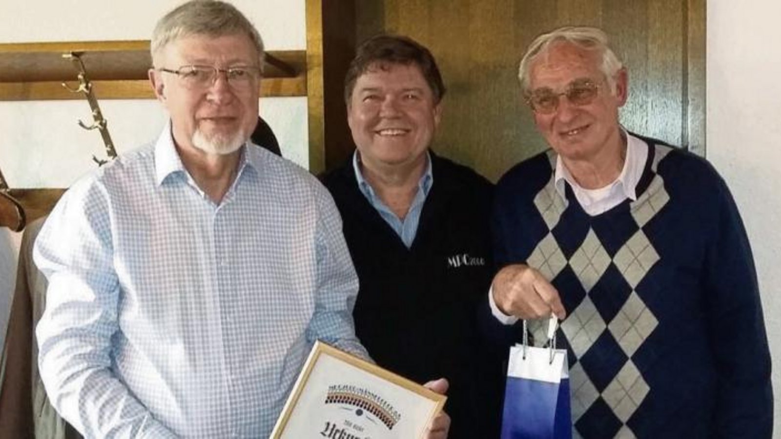 Vorsitzender Werner Dippon (Mitte) bedankt sich bei Siegfried Lepold (links) und Kurt Grambihler für ihre Arbeit im Vorstand.  Foto: p