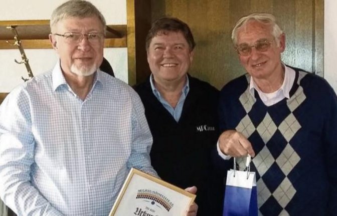 Vorsitzender Werner Dippon (Mitte) bedankt sich bei Siegfried Lepold (links) und Kurt Grambihler für ihre Arbeit im Vorstand.  Foto: p