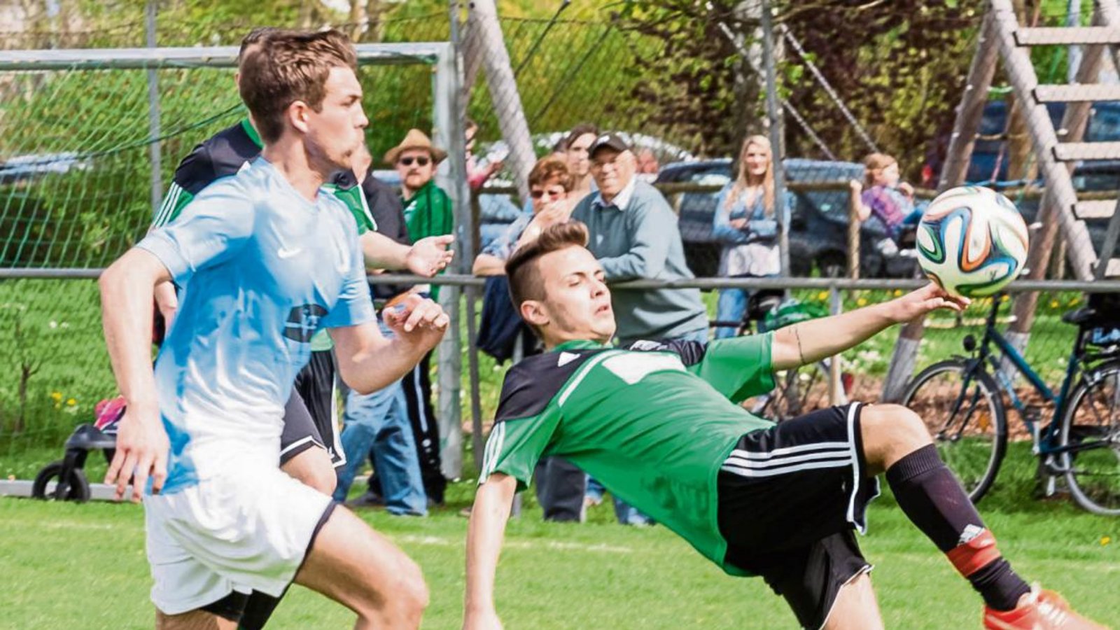 Dolorjant Imeri (rechts) versucht im Spiel gegen Erligheim einen Rückzieher gegen Marco Herbst. Am Sonntag geht’s gegen Besigheim.  Foto: Simecek