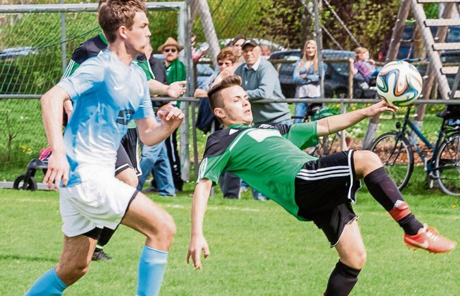 Dolorjant Imeri (rechts) versucht im Spiel gegen Erligheim einen Rückzieher gegen Marco Herbst. Am Sonntag geht’s gegen Besigheim.  Foto: Simecek