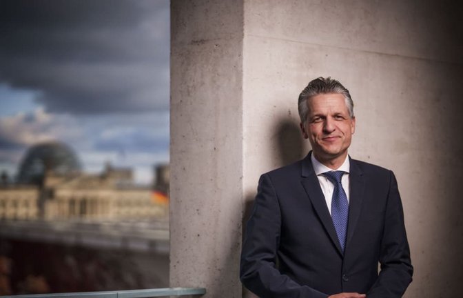 Den neuen Arbeitsplatz im Hintergrund. Kanzleramtschef Thorsten Frei wird neuer Chef der Unionsfraktion im Bundestag.<span class='image-autor'>Photothek Media Lab</span>