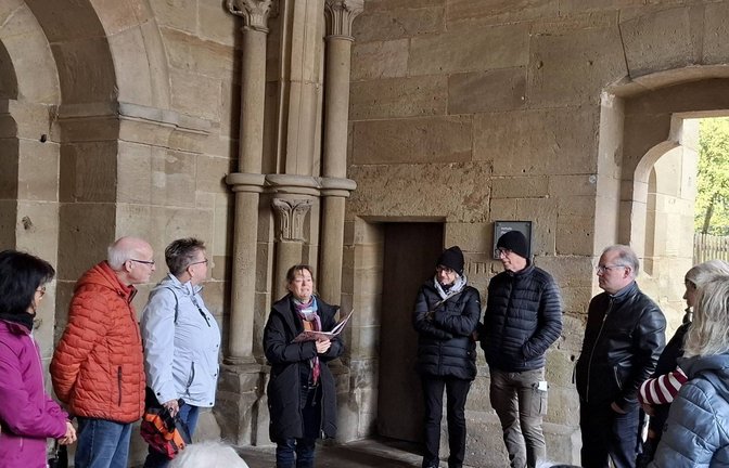 Melanie Kalcher nimmt die Gäste ihrer Sonderführung mit auf eine bemerkenswerte literarische Reise durchs Kloster Maulbronn.  <span class='image-autor'>Foto: Weimper</span>