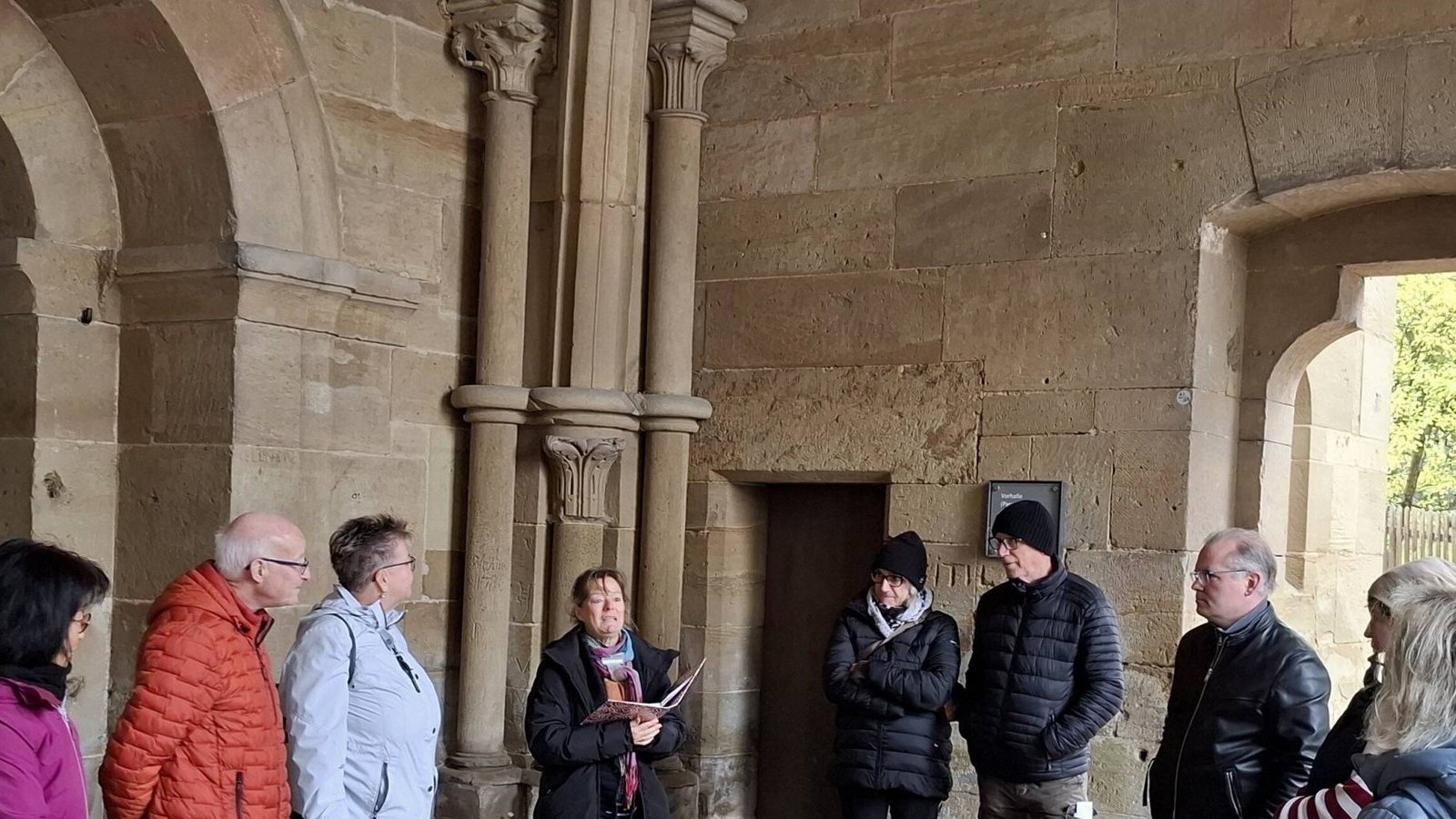 Melanie Kalcher nimmt die Gäste ihrer Sonderführung mit auf eine bemerkenswerte literarische Reise durchs Kloster Maulbronn.  Foto: Weimper