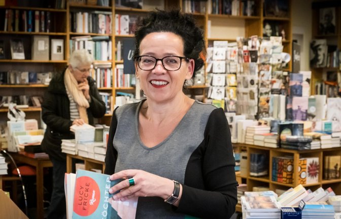 Die Querelen um den Buchhandlungspreis lassen aus dem Blick geraten, wofür er einmal ins Leben gerufen wurde:  zur Wertschätzung der Arbeit, wie sie so engagierte Buchhändlerinnen wie Uscha Kloke in ihrem Botnanger Buchladen leisten.<span class='image-autor'>Foto: Lichtgut/Achim Zweygarth</span>