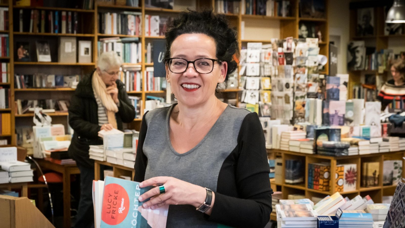 Die Querelen um den Buchhandlungspreis lassen aus dem Blick geraten, wofür er einmal ins Leben gerufen wurde:  zur Wertschätzung der Arbeit, wie sie so engagierte Buchhändlerinnen wie Uscha Kloke in ihrem Botnanger Buchladen leisten.Foto: Lichtgut/Achim Zweygarth
