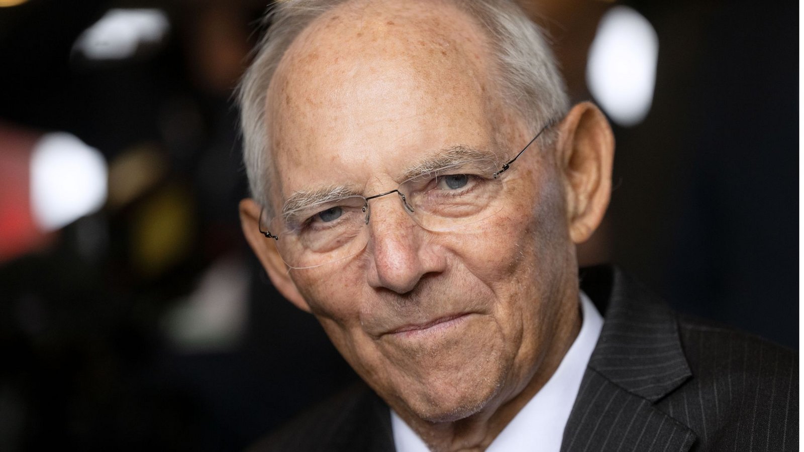 Ein Bild aus dem vergangenen Jahr: Der ehemalige Bundestagspräsident Wolfgang Schäuble (CDU) nahm an einem Festakt anlässlich seines 80. Geburtstags teil. Kritisch äußerte er sich damals zur geplanten Wahlrechtsreform: „Hier wird ein System geschaffen, das auf Täuschung und Enttäuschung des Wählers ausgelegt ist. Ihm wird suggeriert, er könne seine Wahlkreiskandidaten direkt wählen – dabei wird der Kandidat am Ende womöglich gar nicht ins Parlament gelangen.“Foto: picture alliance/dpa/Marijan Murat Ein Bild aus dem vergangenen Jahr: Der ehemalige Bundestagspräsident Wolfgang Schäuble (CDU) nahm an einem Festakt anlässlich seines 80. Geburtstags teil. Kritisch äußerte er sich damals zur geplanten Wahlrechtsreform: „Hier wird ein System geschaffen, das auf Täuschung und Enttäuschung des Wählers ausgelegt ist. Ihm wird suggeriert, er könne seine Wahlkreiskandidaten direkt wählen – dabei wird der Kandidat am Ende womöglich gar nicht ins Parlament gelangen.“Foto: picture alliance/dpa/Marijan Murat