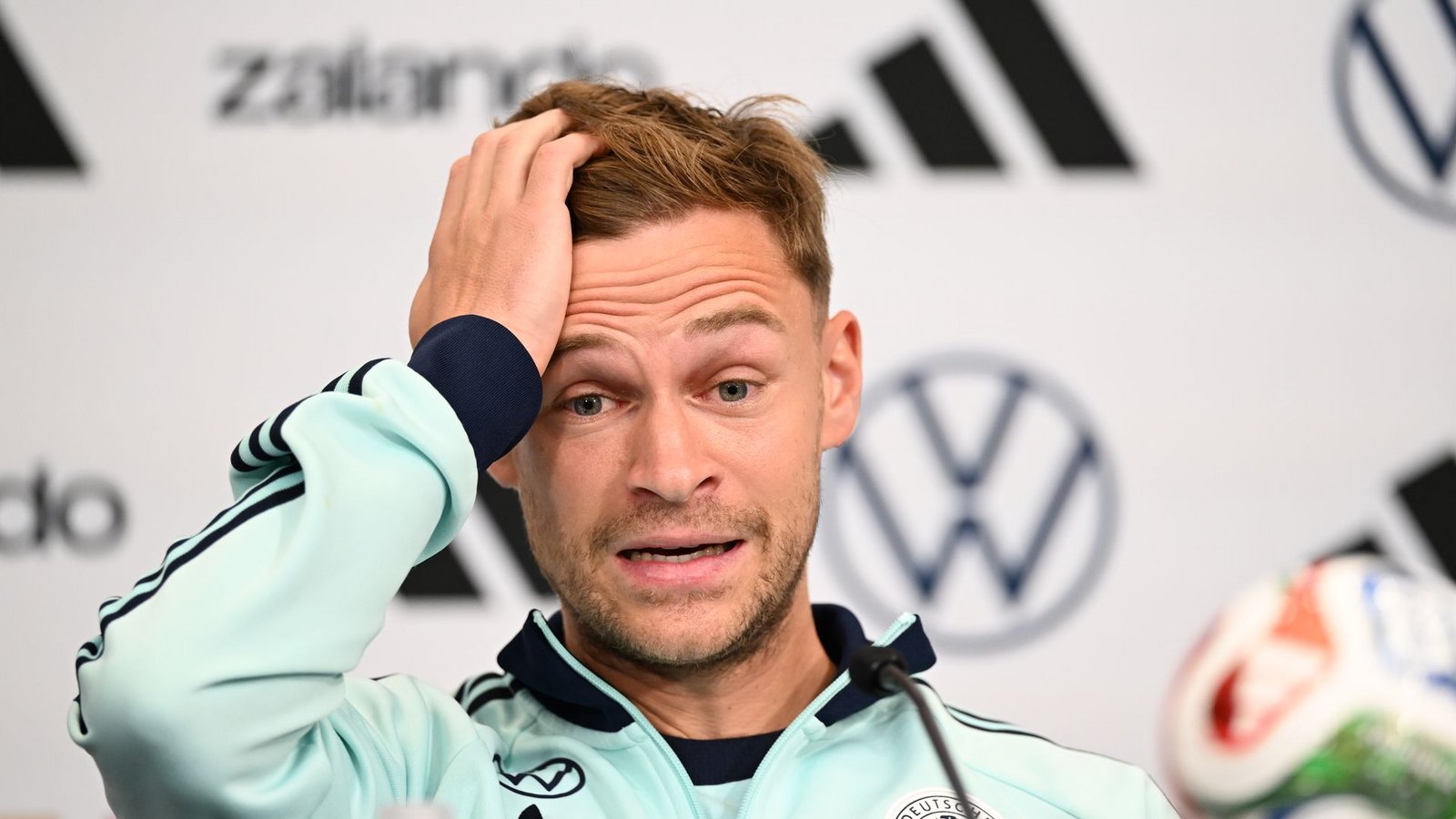 Joshua Kimmich erzählt im DFB-Camp vom Telefonat mit Bundeskanzler Merz.Foto: Federico Gambarini/dpa Joshua Kimmich erzählt im DFB-Camp vom Telefonat mit Bundeskanzler Merz.Foto: Federico Gambarini/dpa