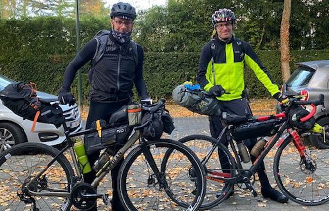 Mit der richtigen Ausrüstung könne man auch im Herbst und Winter Rad fahren, sagt der Stuttgarter Robert Otto (links).<span class='image-autor'>Foto: privat</span>
