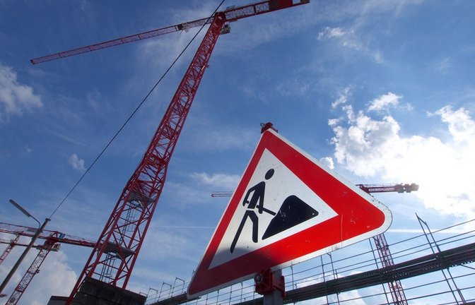 Immer seltener müssen diese Bauarbeitsschilder aufgestellt werden.<span class='image-autor'>Foto: picture alliance/dpa/Carsten Hoefer</span>