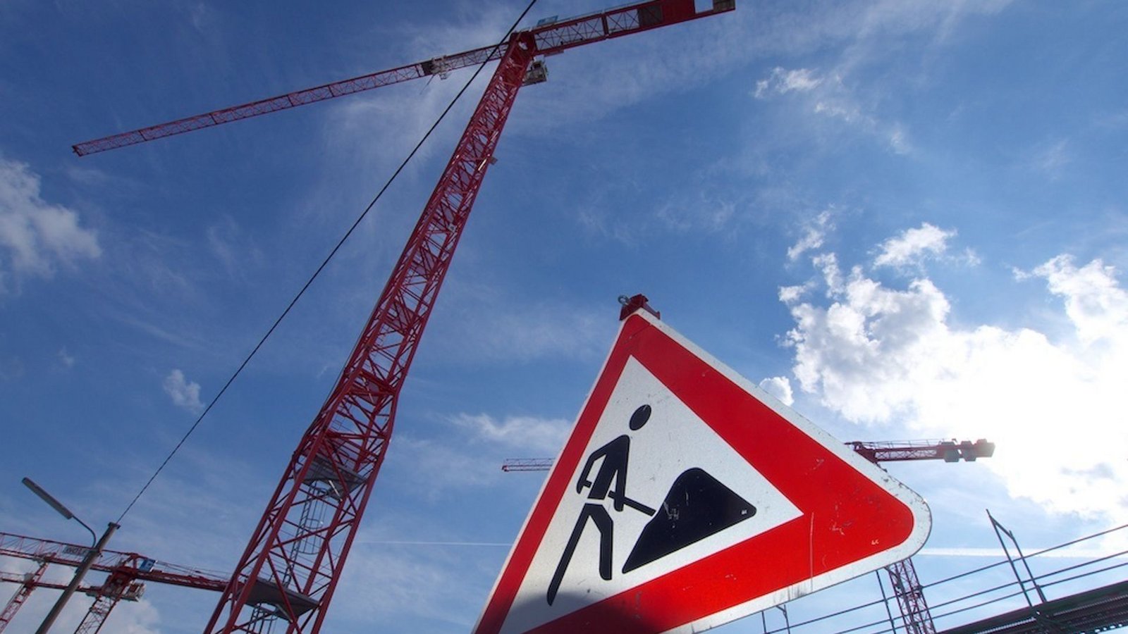 Immer seltener müssen diese Bauarbeitsschilder aufgestellt werden.Foto: picture alliance/dpa/Carsten Hoefer Immer seltener müssen diese Bauarbeitsschilder aufgestellt werden.Foto: picture alliance/dpa/Carsten Hoefer