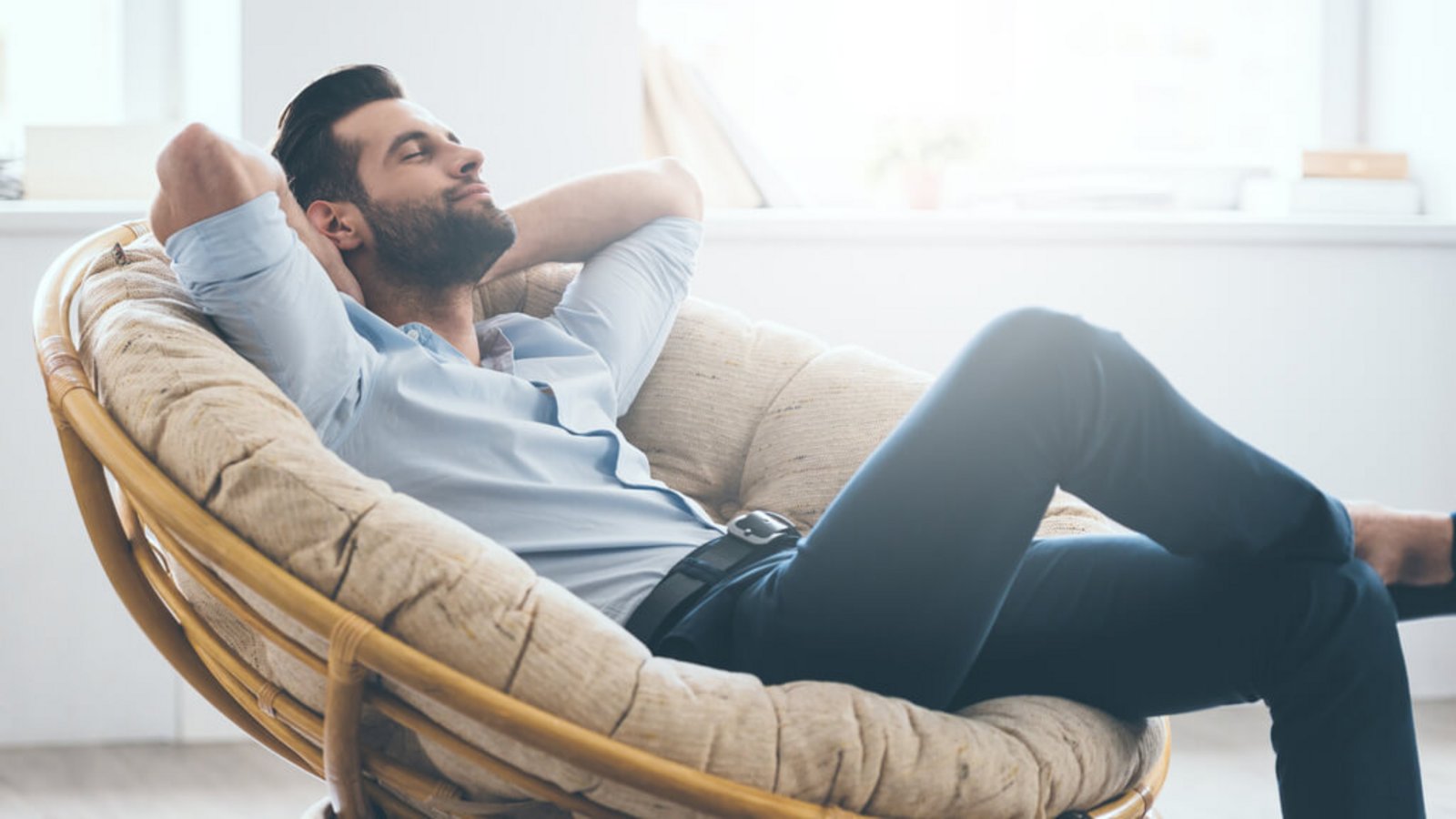 Um in den eigenen vier Wänden zu entspannen, gibt es viele Möglichkeiten. Die besten Ideen & Tipps für mehr Entspannung zu Hause.Foto: G-Stock Studio / Shutterstock.com