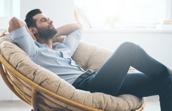 Um in den eigenen vier Wänden zu entspannen, gibt es viele Möglichkeiten. Die besten Ideen & Tipps für mehr Entspannung zu Hause.<span class='image-autor'>Foto: G-Stock Studio / Shutterstock.com</span>