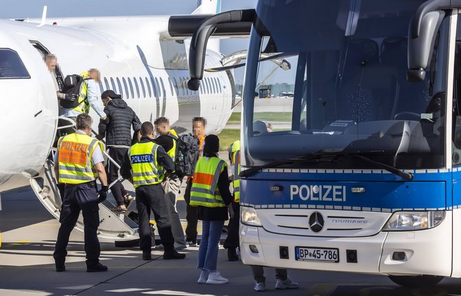 Abschiebeflug nach Sofia: Fünf vollziehbar ausreisepflichtige Personen werden  nach Bulgarien abgeschoben.<span class='image-autor'>Foto: IMAGO/Arnulf Hettrich</span>
