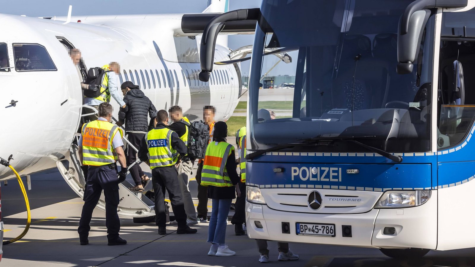 Abschiebeflug nach Sofia: Fünf vollziehbar ausreisepflichtige Personen werden  nach Bulgarien abgeschoben.Foto: IMAGO/Arnulf Hettrich