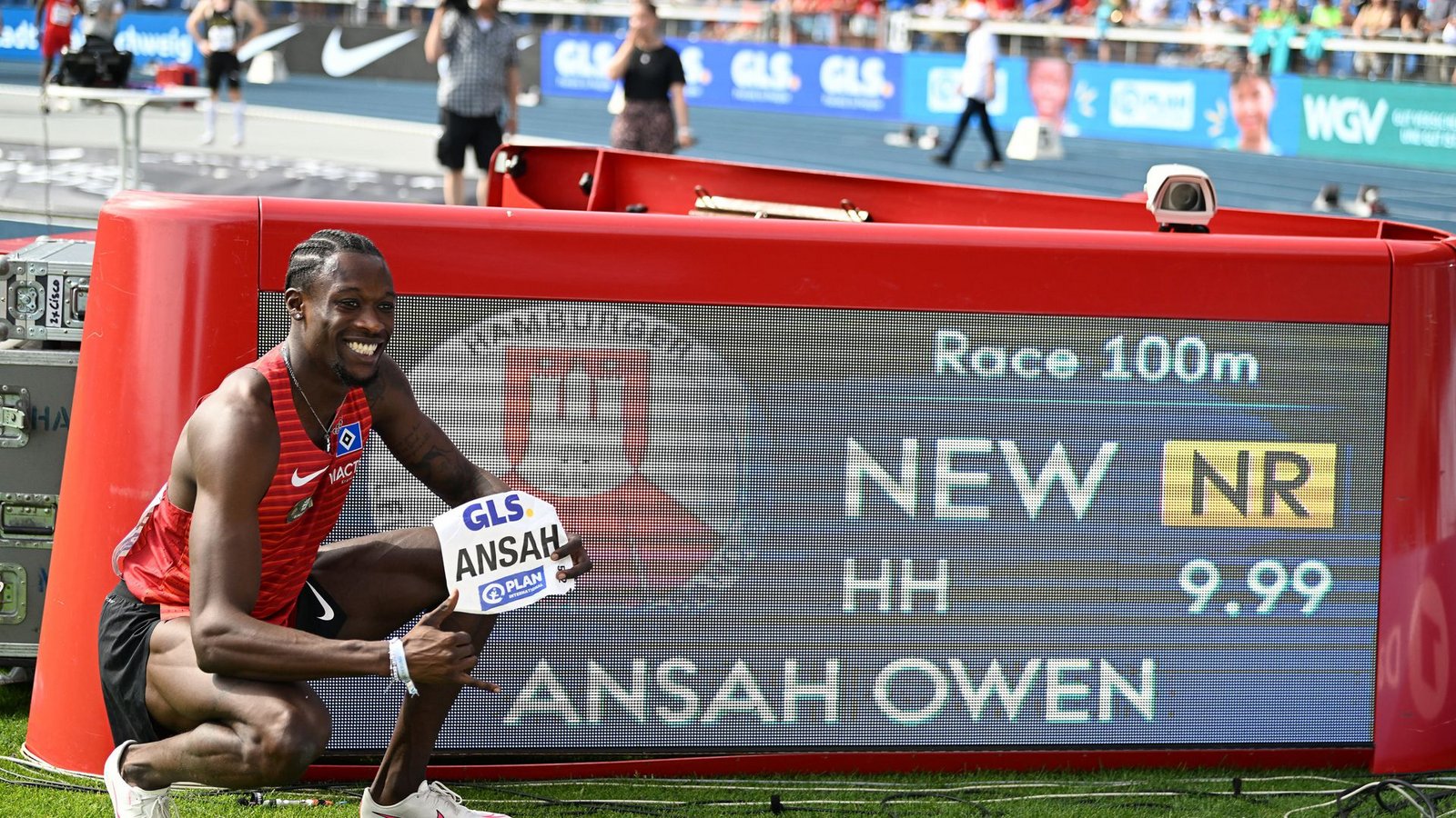 Owen Ansah hat den Rekord schwarz auf weiß.Foto: dpa/Swen Pförtner
