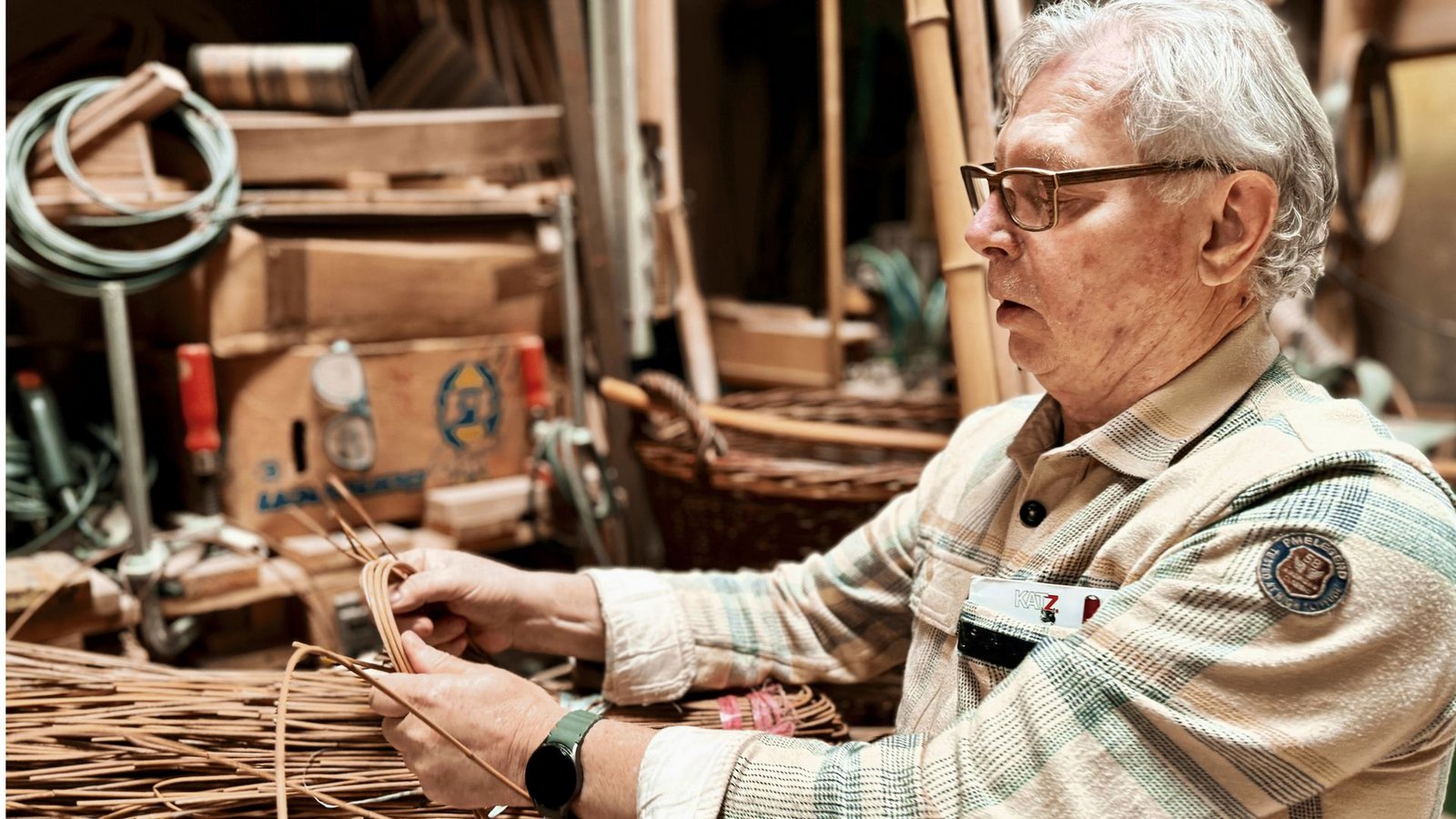 Siegfried Katz prüft die Festigkeit seines Materials. „Ich wollte nie kopieren, sondern immer meinen eigenen Weg finden“, sagt er.Foto: Marion Brucker Siegfried Katz prüft die Festigkeit seines Materials. „Ich wollte nie kopieren, sondern immer meinen eigenen Weg finden“, sagt er.Foto: Marion Brucker