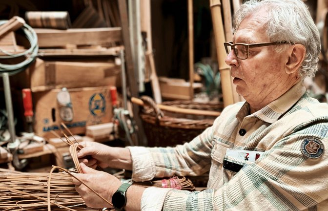 Siegfried Katz prüft die Festigkeit seines Materials. „Ich wollte nie kopieren, sondern immer meinen eigenen Weg finden“, sagt er.<span class='image-autor'>Foto: Marion Brucker</span>
