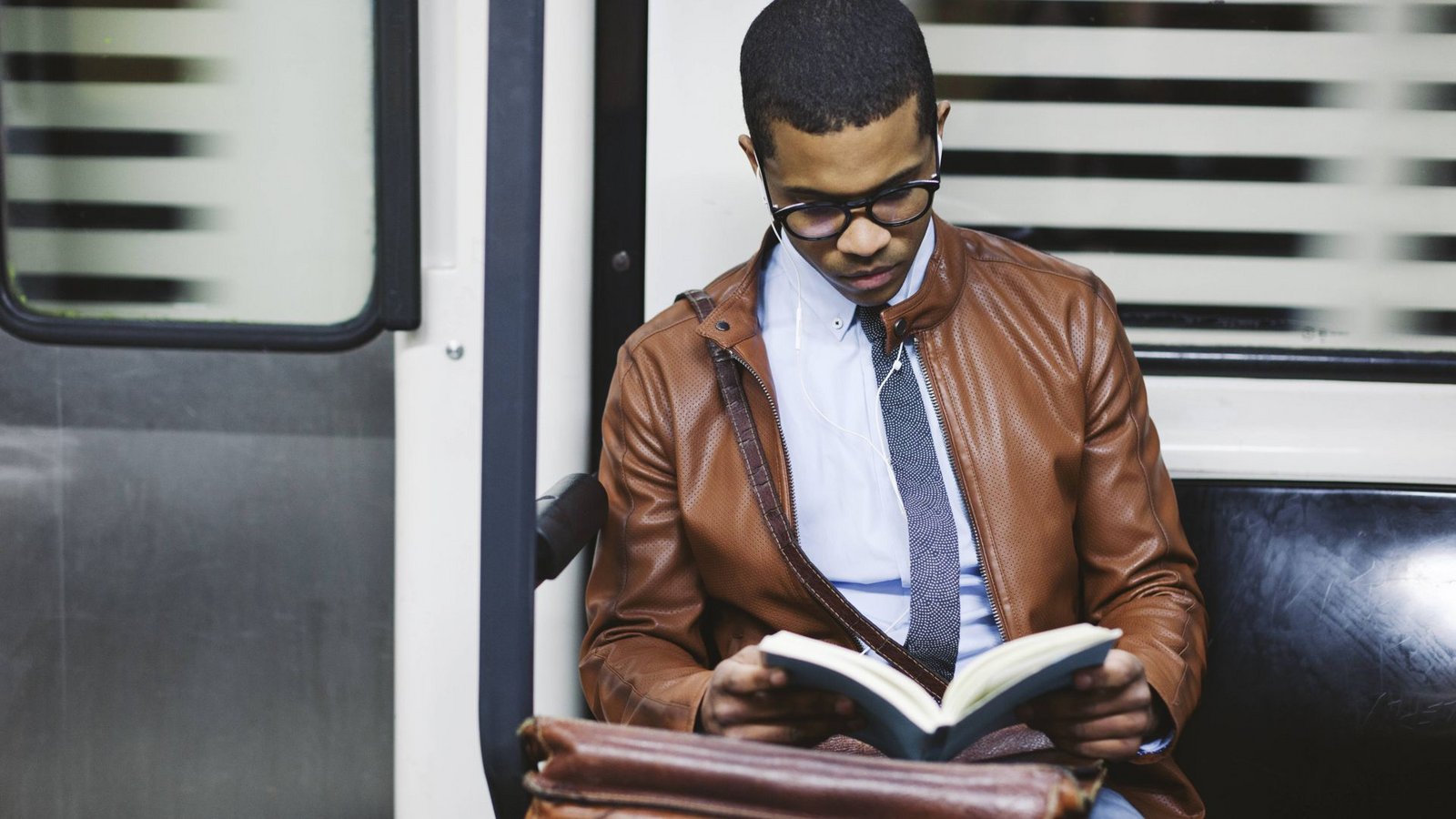 Ein Mann liest ein Buch in einer U-Bahn.Foto: imago/Westend61/imago stock&people Ein Mann liest ein Buch in einer U-Bahn.Foto: imago/Westend61/imago stock&people