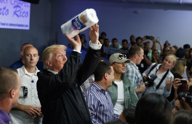 Donald Trump wirft Hurrikanopfern in Puerto Rico 2017 eine Küchenrolle zu.<span class='image-autor'>Foto: AP/dpa/ Evan Vucci</span>