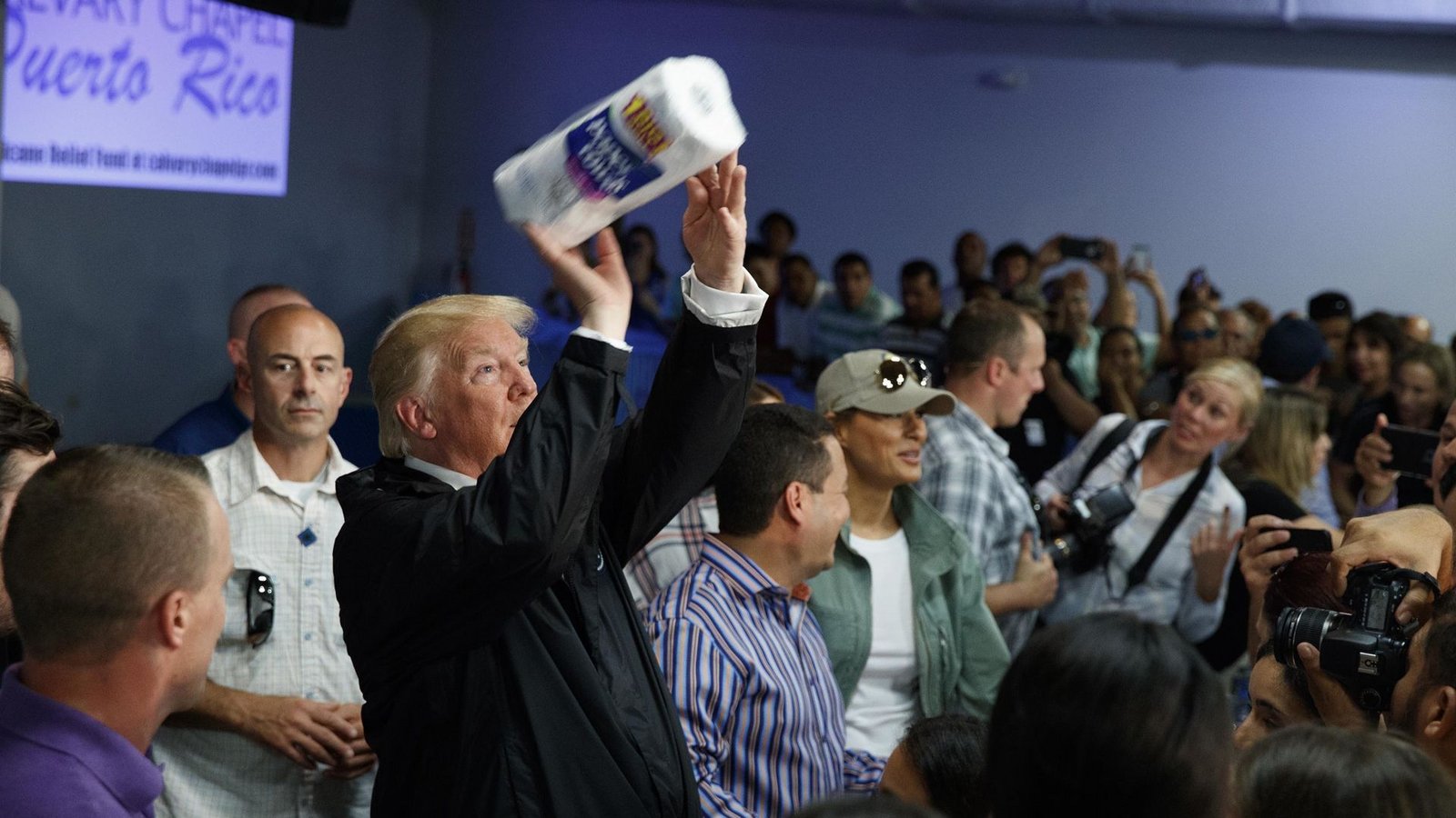 Donald Trump wirft Hurrikanopfern in Puerto Rico 2017 eine Küchenrolle zu.Foto: AP/dpa/ Evan Vucci Donald Trump wirft Hurrikanopfern in Puerto Rico 2017 eine Küchenrolle zu.Foto: AP/dpa/ Evan Vucci