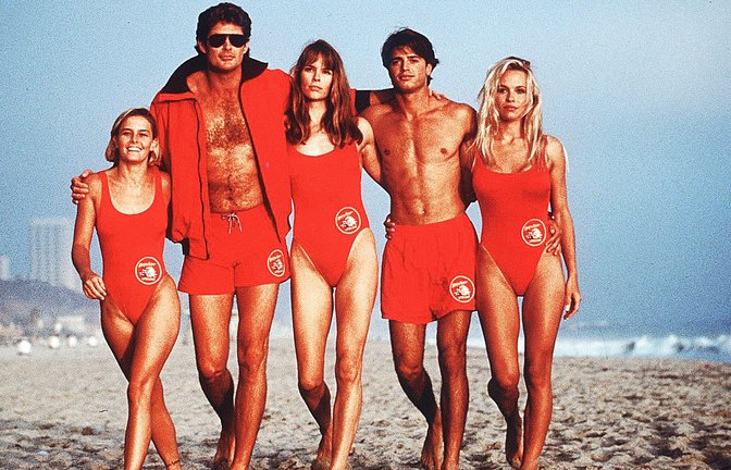 David Hasselhoff (Zweiter von links) mit seiner Baywatch-Mannschaft. Mit dabei: Pamela Anderson (rechts)<span class='image-autor'>Foto: imago images / United Archives/United Archives / kpa Publicity</span>