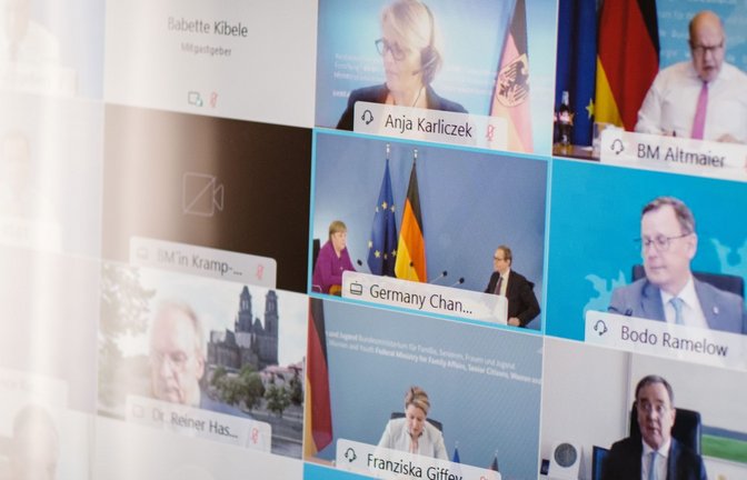 Ministerpräsidenten, Kanzlerin und weitere Vertreter der Bundesregierung sind während der Bund-Länder-Konferenz auf einem Bildschirm.<span class='image-autor'>Foto: Ole Spata/dpa</span>