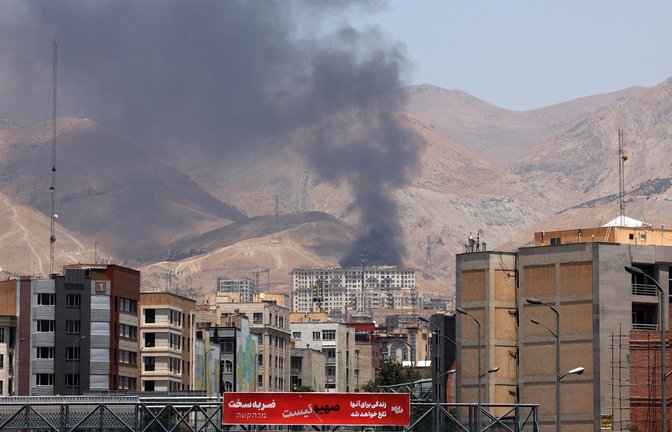 Dunkler Rauch steht über dem iranischen Öldepot von Shahran nach einem israelischen Angriff.<span class='image-autor'>Foto: AFP</span>