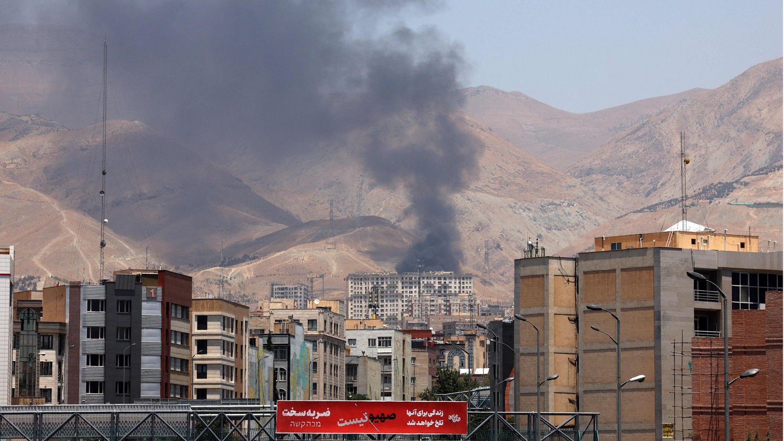 Dunkler Rauch steht über dem iranischen Öldepot von Shahran nach einem israelischen Angriff.Foto: AFP Dunkler Rauch steht über dem iranischen Öldepot von Shahran nach einem israelischen Angriff.Foto: AFP