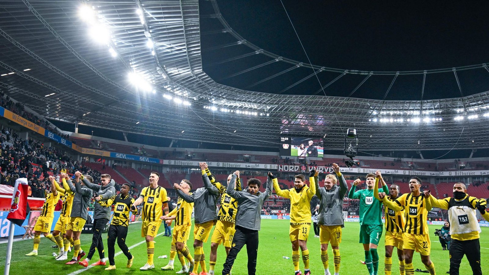 Durch das 2:0 (1:0) bei Bayer Leverkusen feierte Borussia Dortmund den dritten Sieg im dritten Spiel der Fußball-Bundesliga des Jahres 2023 und rückte bis auf drei Zähler an die Münchner heran.Foto: AFP/SASCHA SCHUERMANN