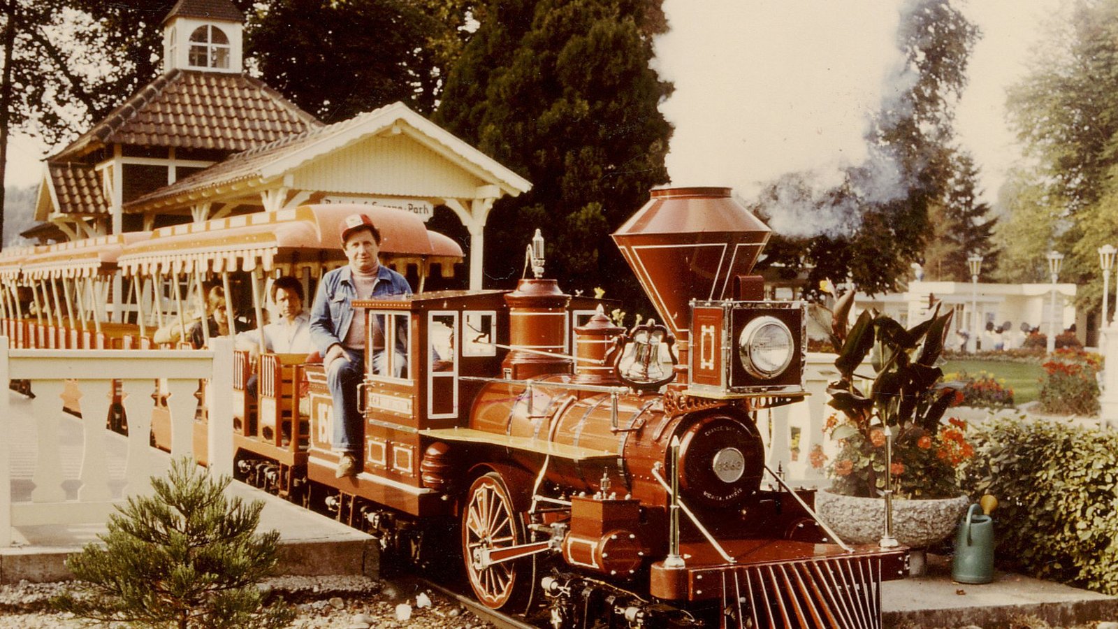 Die Suche nach einem geeigneten Standort zieht sich hin, schließlich kann der Europapark 1975 bei Rust eröffnen. Die „Western-Bahn“ (heute als „Panoramabahn“ bekannt) ist eines der ersten Fahrgeschäfte.Foto: Europapark