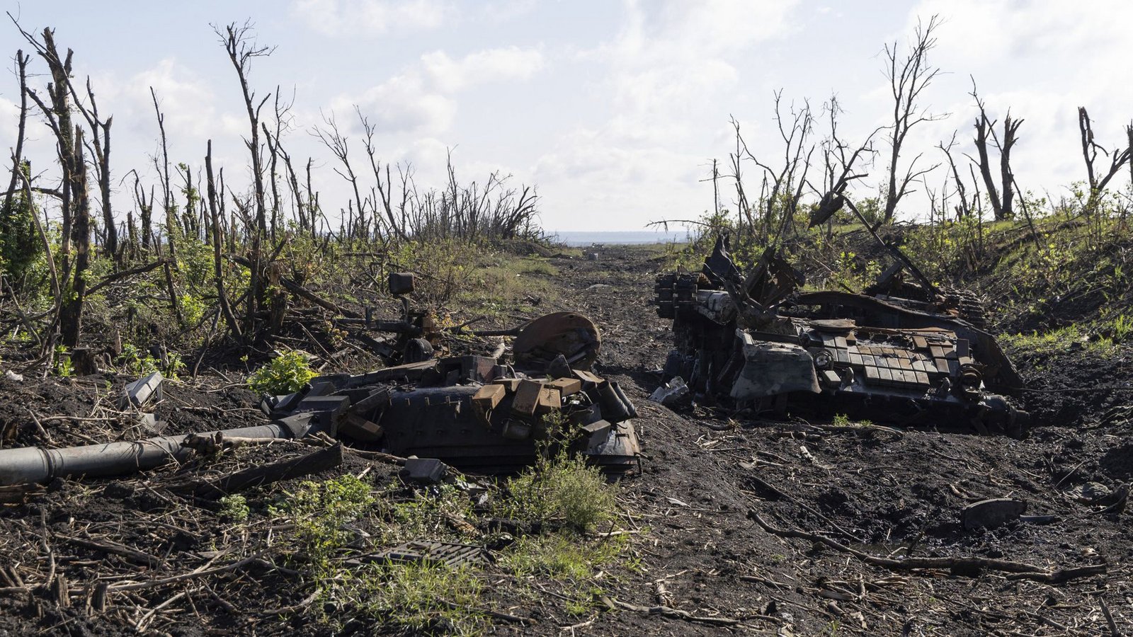 Ausgebrannte Panzerreste bei Bachmut: Aufgrund von wenig Fortschritten an der ukrainischen Frontlinie, plädieren manche für eine Rückkehr an den Verhandlungstisch. (Archivbild)Foto: dpa/Alex Babenko Ausgebrannte Panzerreste bei Bachmut: Aufgrund von wenig Fortschritten an der ukrainischen Frontlinie, plädieren manche für eine Rückkehr an den Verhandlungstisch. (Archivbild)Foto: dpa/Alex Babenko