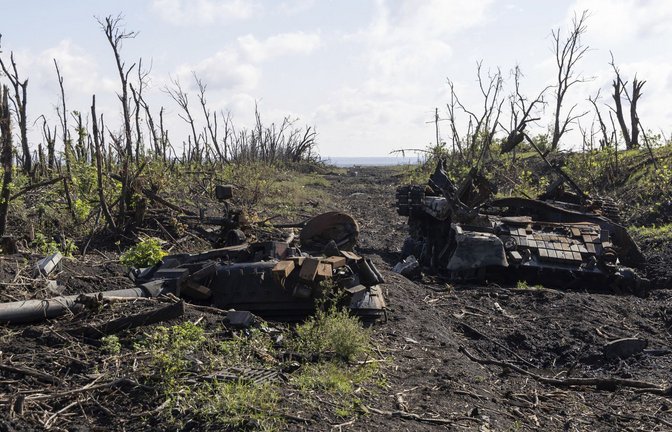 Ausgebrannte Panzerreste bei Bachmut: Aufgrund von wenig Fortschritten an der ukrainischen Frontlinie, plädieren manche für eine Rückkehr an den Verhandlungstisch. (Archivbild)<span class='image-autor'>Foto: dpa/Alex Babenko</span>