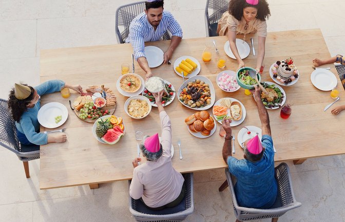 Gemeinsam Essen und gemeinsam Zeit verbringen: am Esstisch.<span class='image-autor'>Foto: IMAGO/Zoonar/Kasper Ravlo</span>