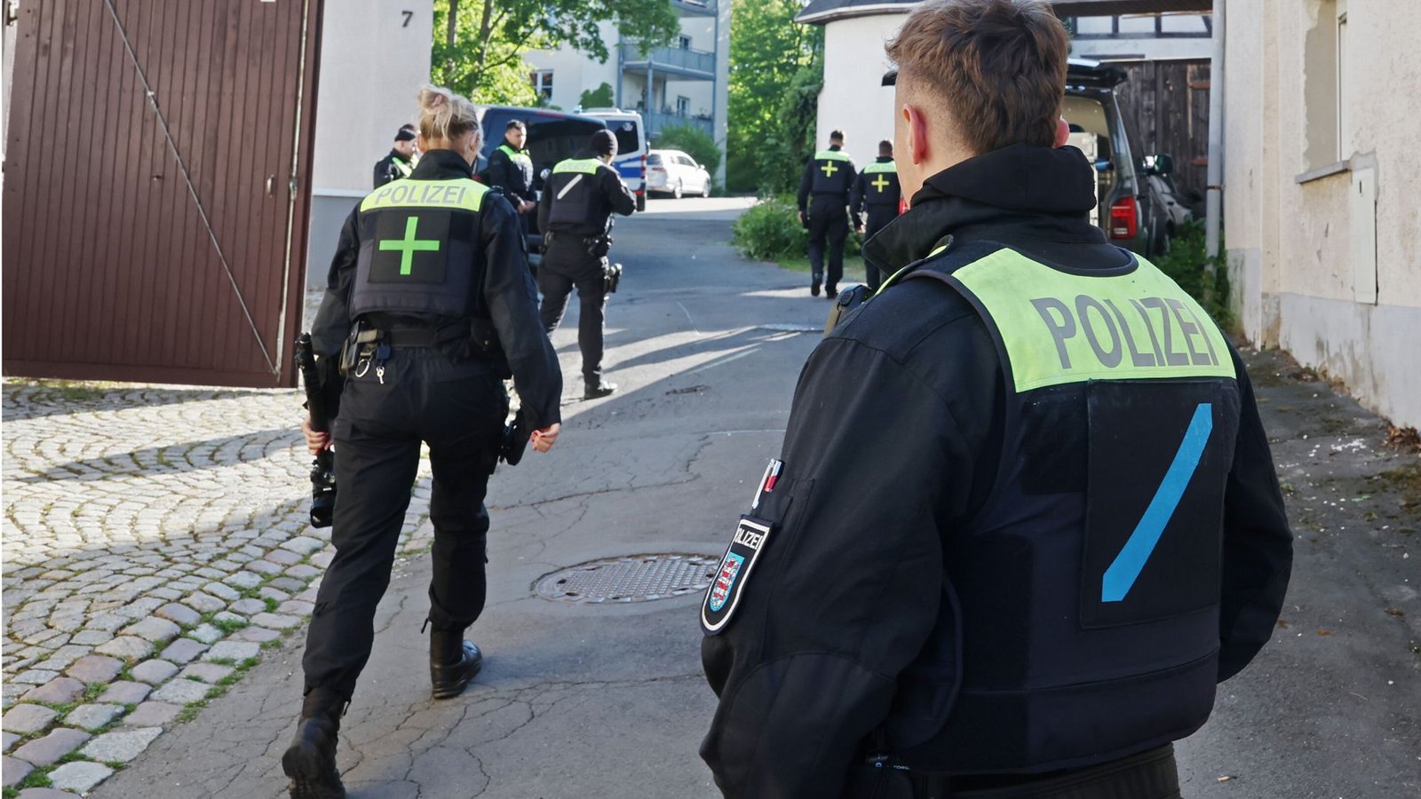 Die Polizei durchsucht am Dienstag ein Gebäude in Thüringen.Foto: Bodo Schackow/dpa Die Polizei durchsucht am Dienstag ein Gebäude in Thüringen.Foto: Bodo Schackow/dpa