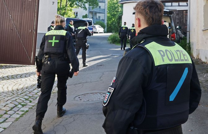 Die Polizei durchsucht am Dienstag ein Gebäude in Thüringen.<span class='image-autor'>Foto: Bodo Schackow/dpa</span>